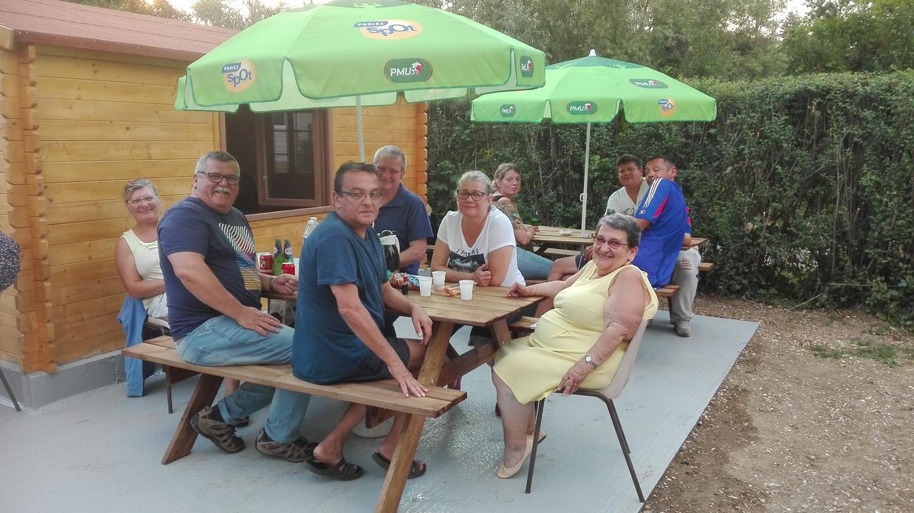 Camping Loisirs Des Groux Mousseaux-sur-Seine Kültér fotó
